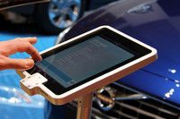 タブレットPCを車両説明に活用。ボルボもその一例だった。