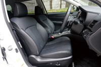 シート地は「スポーティクロス」と呼ばれるファブリックと合皮のコンビ。シルバーのステッチがアクセント。