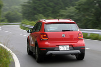 ボディが若干大きい分ポロと比べると燃費は落ちるが、先代クロスポロと比べて約29％も低燃費化された。