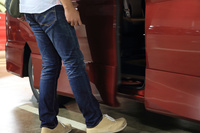 ボディーの下に足を出し入れするだけでドアが開けられる「ハンズフリーオートスライドドア」。誤作動がないようセンサーを2カ所に設けたり、使用者がキーを持っていない状態では動かないようにしたりといった工夫がなされている。