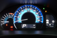 「デュアルジェットエンジン」搭載グレードの専用メーター。
    