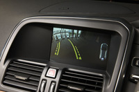 「XC60 D4」に限らず、ボルボ車には衝突回避・被害軽減システムや全車速追従機能付きのクルーズコントロール機能など10種類の運転支援システムが備わる。写真のリアビューカメラも標準装備。
    