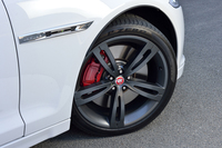 写真のホイールは、標準装備の20インチ鍛造アルミホイール「Farallon」。ダンパーやスプリングなど、足まわりには専用のチューニングが施される。
    