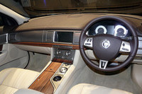 シートは全グレードレザーシートが奢られ、前席はパワーシート。さらに左右独立の、シートヒーター／クーラーのオプションも用意される。