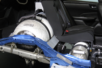 
	「ホンダ・クラリティ フューエルセル」の後席（写真はカットモデル）。背もたれの背後と座面の下に、大小の水素タンクが搭載されている。容量は、大きいタンクが117リッターで、小さい方は24リッター。
	