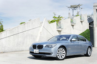 1420.0万円の車両価格は、最大のライバル「メルセデス・ベンツ Sクラスハイブリッドロング」（1405.0万円）を意識した結果だろう。