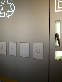 これは乗客専用ラウンジ「カーザ・イタロ」のゴミ箱。一番右は、思わずiPhone用かと思った。