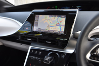 販売店オプションの「ミライ」専用カーナビ。価格は31万3200円。
    