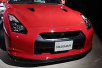 特徴的な「シングルパワーインテーク」。アダプティブヘッドランプが備わる。