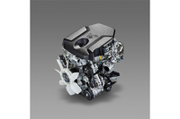 新開発の2.8リッター「1GD-FTV」型ディーゼルエンジン。177ps/3400rpmと45.9kgm/1600-2400rpmを発生する。