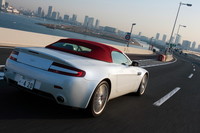 パフォーマンスは、0-100km/hが4.9秒、最高速度が290km/h。ロードスターの荷室は、クーペの300リッターに対して144リッターの容量が確保されている。