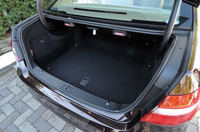 トランクの容量は515リッター。「E250ブルーエフィシェンシー」（540リッター）など標準型「Eクラス」と比べてやや狭くなる。