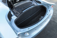 トヨタ製3.5リッターユニットの後ろには、容量約160リッターの荷室が確保される。同じロータスの「ヨーロッパS」（150リッター強）といい勝負だ。