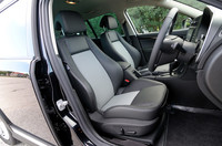 シートはファブリック＆レザーが標準。オプションでレザーシートも選べる。