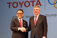 握手をかわすトヨタの豊田章男社長（左）と国際オリンピック委員会のトーマス・バッハ会長（右）。
    