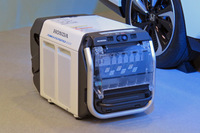 外部給電器の「パワーエクスポーター9000」。「クラリティ フューエルセル」のバッテリーから電力を取り出すことが可能で、100Vの出力端子が6つ、200Vの出力端子が1つ備わっている。