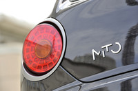 テスト車に装着される、ナビゲーションシステム（28万3500円）、ETC車載器（2万6250円）、ヘッドランプフレーム（1万4700円）、テールランプフレーム（9450円）、ミラーカバー（9240円）はディーラーオプション。