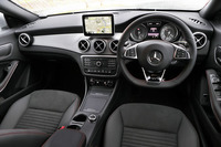 インテリアの様子。写真は「CLA180シューティングブレーク スポーツ」のもので、レッドステッチ入りの本革巻きステアリングホイールやブラッシュドアルミニウムのインテリアトリムなどでドレスアップされている。