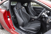 「アスリートが着るボディースーツをモチーフ」にしたという「RC F」の前席。ヘッドレスト一体型の形状のほか、骨格や筋肉の流れに沿わせたという縫製パターンが特徴的。