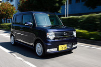 カスタムのフロントマスクは、縦型2灯式のディスチャージヘッドランプやコンビネーションフロントグリルで力強い印象。テスト車のカスタムRSには、サイドストーンガードや、リヤエアロバンパーのほか、ローダウンサスペンションや15インチのアルミホイールが標準で備わる。
	
	【スペック】コンテカスタムRS：全長×全幅×全高＝3395×1475×1640mm／ホイールベース＝2490mm／車重＝880kg／駆動方式＝FF／0.66リッター直3DOHC12バルブターボインタークーラー付き（64ps/6000rpm、10.5kgm/3000rpm）／価格＝155万4000円（テスト車＝160万1250円／アップグレードパック、アーバンナイトブルークリスタルメタリック）