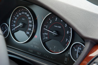 メーターは4眼式。メーターパネルの下部および速度計、エンジン回転計の下部が液晶画面となっており、走行情報や外気温などの情報が表示される。