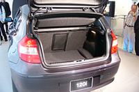 
	荷室容量は330リッター。分割可倒式のリアシートを倒せば、1150リッターまで拡大できる。
	 