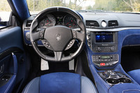 テスト車にはオプションのブラックレザーとカーボンファイバーのステアリングホイール（12万2000円）が装着されていた。7インチのスクリーンを持つナビゲーションシステムは標準装備。