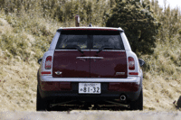 荷室容量は、通常260リッターで、後席シートを倒すと930リッターを確保する。ちなみに、ハッチバックモデルは160〜680リッター。
	写真をクリックすると「スプリットドア」の開閉が見られます。