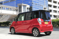 テスト車の「カスタムT e-Assist」には、「レッドメタリック／ブラックマイカ」のツートンカラーが採用されていた。