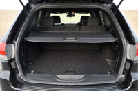 1027リッター（SAE方式）という広さのラゲッジルームにはグローサリーフックや脱着式の収納ボックスなどを装備。収納ポケットに備えられた充電式フラッシュライトは、取り外して懐中電灯としても使うことができる。（写真をクリックすると、シートの倒れる様子が見られます）
    