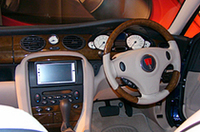 レザーシート、カーナビゲーションシステムも標準で備わる。