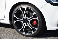 「ルーテシアR.S.トロフィー」の18インチアルミホイール。テスト車には、ミシュランの「パイロットスーパースポーツ」が装着されていた。