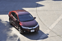 エクステリアのテーマは「セダンらしさを堪能できる、堂々とした車格感のあるスタイル」。試乗車のボディー色はプレミアムディープロッソパール。