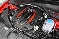 最高出力560psを発生する4リッターV8ツインターボエンジン。560ps/5700-6700rpmの最高出力と、71.4kgm/1750-5500rpmの最大トルクを発生する。