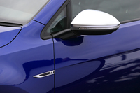 外装は「フォルクスワーゲンR GmbH」製のパーツでコーディネート。専用のエアロパーツやクロムドアミラー、随所にあしらわれた「R」バッジなどが目を引く。
    