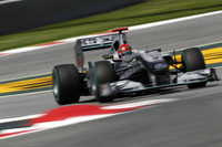 4年ぶりにカムバックしたミハエル・シューマッハー（写真）の復活を印象付ける1戦。これまで僚友ニコ・ロズベルグがランキング2位と善戦した陰で、元チャンピオンは精彩を欠く走りで結果を残せていなかった。今回初めて予選でロズベルグを上回り6番グリッドを獲得。モディファイを受けたメルセデスのマシンと、相性のいいシャシーへのスイッチで勢いに乗りたかったのだが、タイヤ交換後のペースが思わしくなく4位に終わった。ロズベルグは8番グリッドからスタートでコースオフ、ピットで時間がかかり、13位でレースを終えた。（写真=Mercedes Benz）