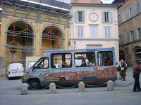 近年は収入を補うため、ラッピング広告が普及。