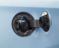 側面右後ろに「充電リッド」が用意される。夜間の作業を考慮し、LED照明が付く。