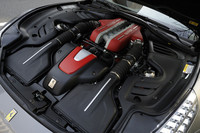 V12エンジンは、最高出力660ps/8000rpm、最大トルク69.6kgm/6000rpmのピーク値だけでなく、わずか1000rpmで51.0kgmを生み出す柔軟性もアピールされる。CO2排出量は360g/kmで、従来のV12と比べ、25％低減しているという。