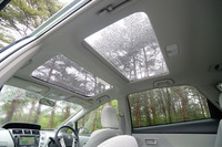 サンルーフは、トヨタ車初となる樹脂製。従来のガラス製に比べ17kgも軽く仕上がっている。