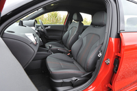 クロスとレザーのコンビネーション・スポーツシートが標準装備。