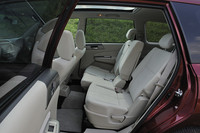 2列目シート。左右独立して前後にスライドが可能。