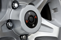 前軸に備わる「デュアルモードオートマチックロッキングハブ」。ドライブシャフトと前軸を自動でロックする「AUTO」と、常時ロックし続ける「LOCK」を使い分けることができる。