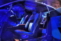 「レイス ブラックバッジ」のインテリア。ブラックとブルーの組み合わせにより、“エッジーな雰囲気”を演出したという。