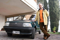 【写真1】1958年生まれのアンドレアと、長年の愛車「イノチェンティ・ミニ」。