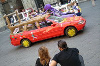 シエナのトロメイ広場に結集した「お祭りグルマ」たち。