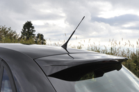 ルーフエンドに大型スポイラー。ボディーのCd値は0.34。