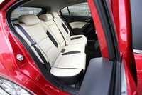 こちらは、ハッチバック車のリアシート。6：4の割合で前方に倒すことにより、荷室の容量を拡大できる。