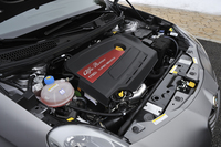 MRスポーツカー「4C」と共通の1.7リッター直4ターボエンジン。ダイナミックモードを選ぶと、最大トルクが30.6kgmから34.7kgmへと変化する。