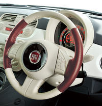 ワインレッドのカバーが備わる、ステアリングホイール。
    